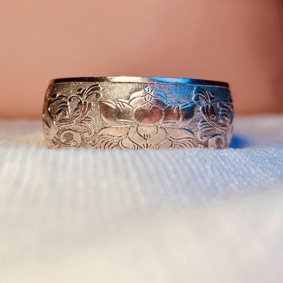 Elegant Silver Cuff Bracelet New with tags adjustable - Picture 3 of 4